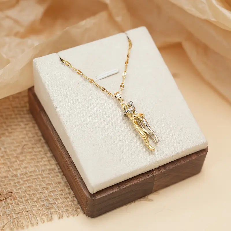 ✨ Elegant Couple Hug Heart Pendant Necklace – 18K Gold-Plated Romantic Jewelry Gift for Women 💖